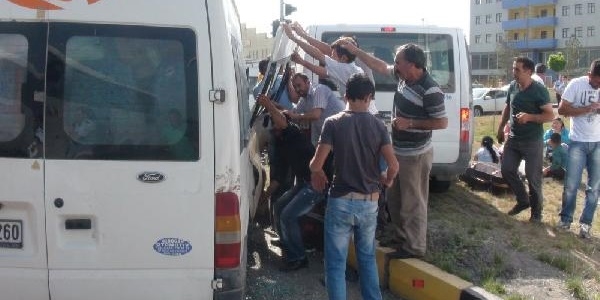 Kars'ta trafik kazası: 7'si çocuk 16 yaralı