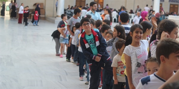 Çocuklar camiye koşarak geliyor