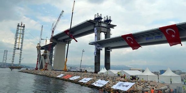 Mega projenin 'en ağır' parçası yerleştiriliyor