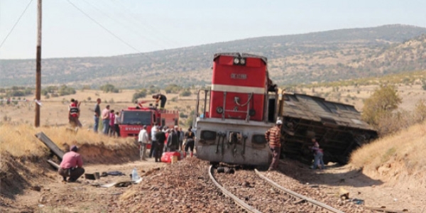 Sivas'ta 2 yük treni çarpıştı: 1 ölü, 1 yaralı