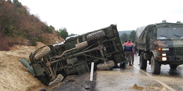 Suriye sınırında askeri araç devrildi: 3 yaralı