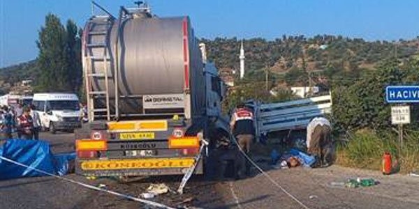 Manisa'da kamyonet ile TIR arpt: 15 l