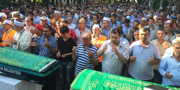 Manisa'da kazada ölen 15 kişinin cenazeleri, toprağa verildi