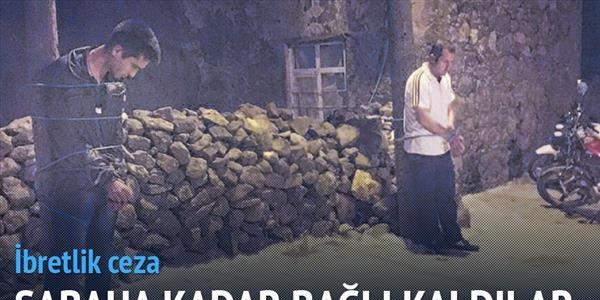 İnsan tacirlerini bağlayıp teşhir ettiler