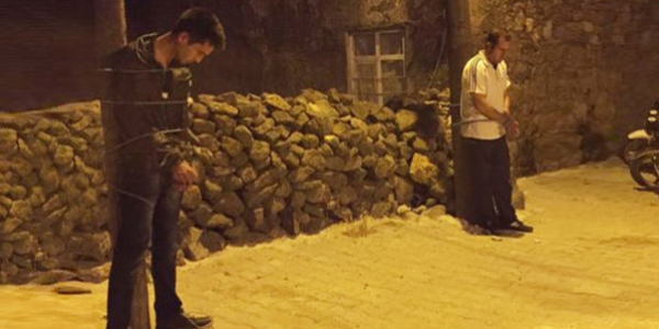 İnsan kaçakçılarını yakalayıp jandarmaya teslim ettiler