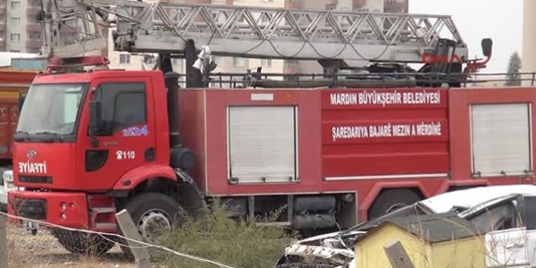 Mahalleli itfaiye aracını ve 3 çalışanını rehin aldı