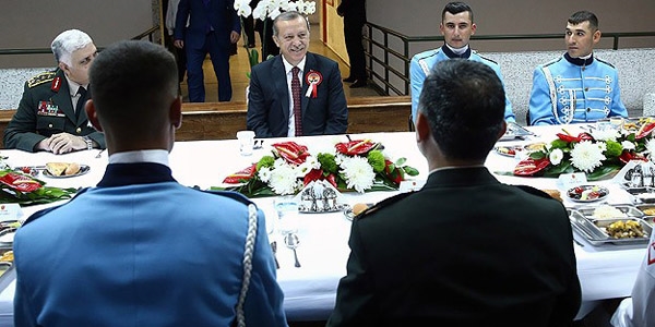 Cumhurbaşkanı Erdoğan Muhafız Alayı'nda iftar yaptı