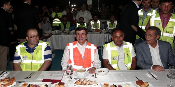 Davutoğlu, inşaat işçileriyle iftar yaptı