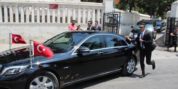 Erdoğan anne ve babasının kabrini ziyaret etti
