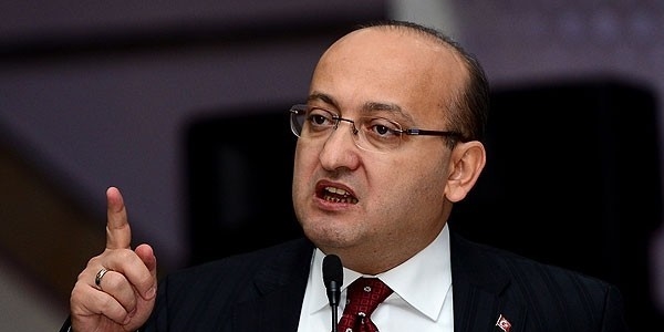 Akdoğan: İçinde bulunulan topluluğa ihanet alçaklıktır