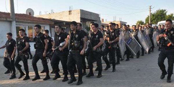 Polisin sloganlı yürüyüşüne soruşturma