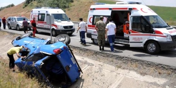 Sivas'ta traktör askeri araca çarptı: 4 yaralı