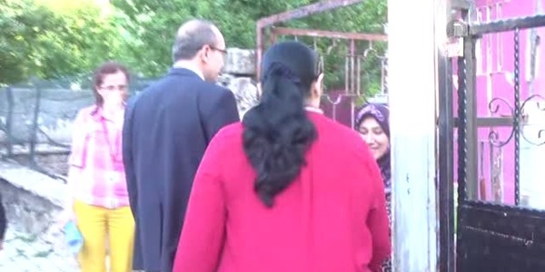 Vali ihtiyaç sahibi ailelerinin yüzünü güldürüyor