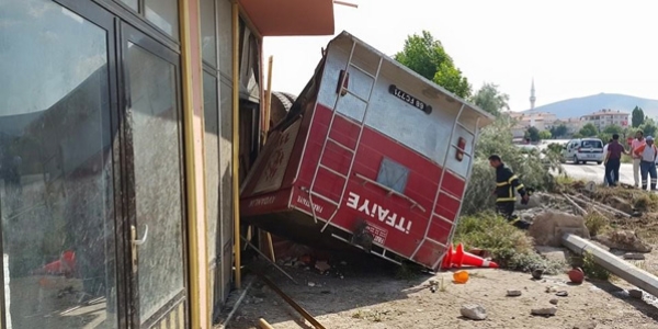Yangına giden itfaiye aracı takla attı: 3 yaralı