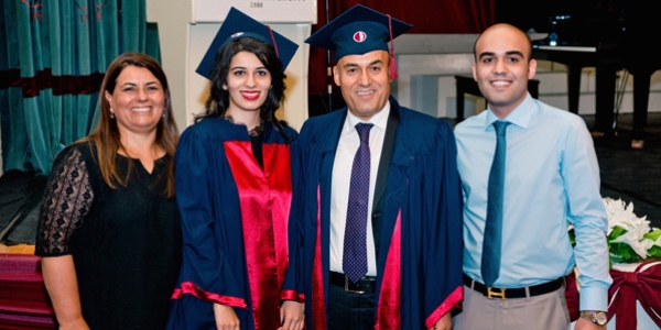 53 yaşında kızıyla aynı gün üniversiteden mezun oldu
