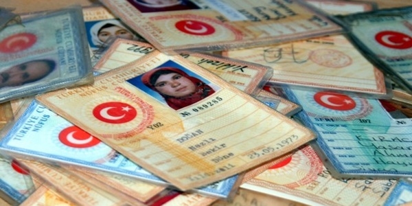 Evli kadın, sadece kızlık soyadını da kullanabilecek