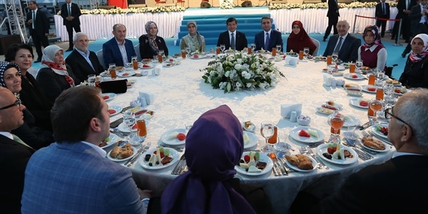 Davutoğlu Şehit Kiraz'ın ailesiyle orucunu açtı