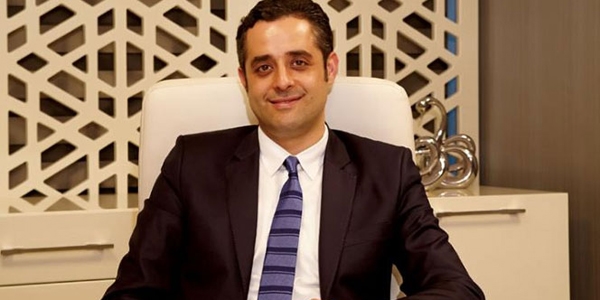 Yüz ve eller yaşlılığı ele veriyor
