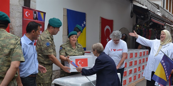 Türk askerinden Bosnalılara yardım