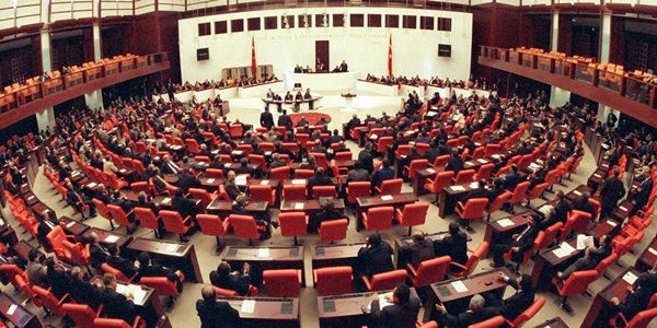 Vekillerin 150'si çift maaşlı