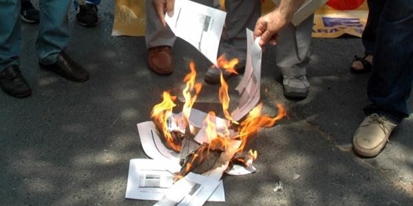 Maaş zammını protesto için bordrolarını yaktılar