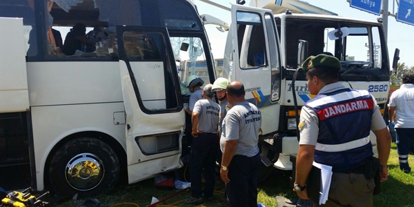 Antalya'da feci kaza: 7 yaralı