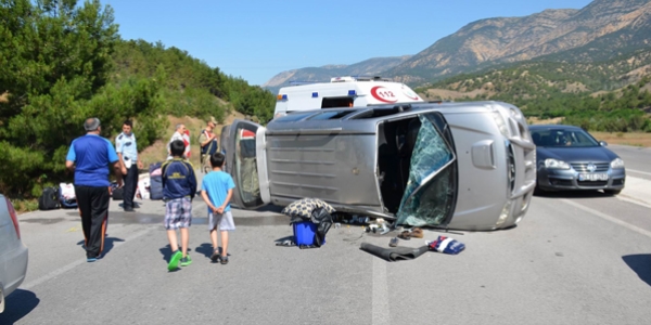 Sivas'ta minibüs devrildi: 8 yaralı
