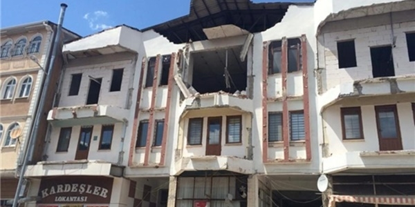 Belediyenin çatı duvarı çöktü: 1 ölü