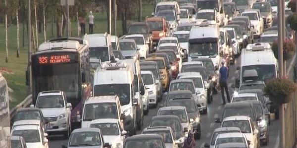Trafikte bayram tatili çilesi
