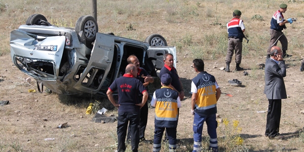 Motosikletli çocuklara otomobil çarptı: 2 ölü, 5 yaralı