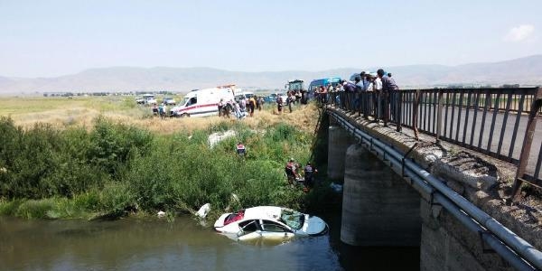 Otomobil Karasu Nehri'ne uçtu: 6 ölü