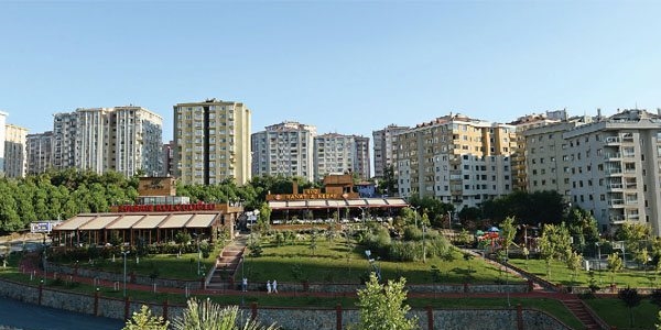 Ataşehir Belediyesi'nde erguvan zinciri!