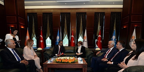 Partilerde bayramlaşmanın gündemi 'koalisyon'