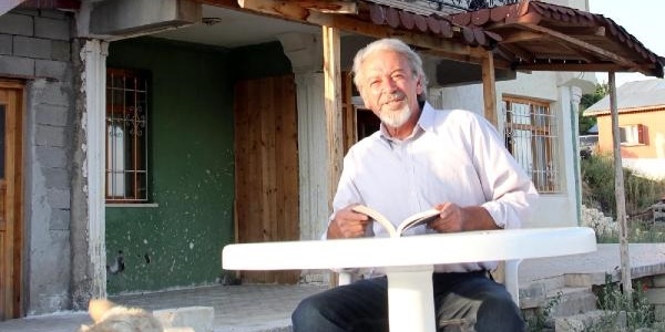Emekli öğretim üyesi köyünde kütüphane kurdu
