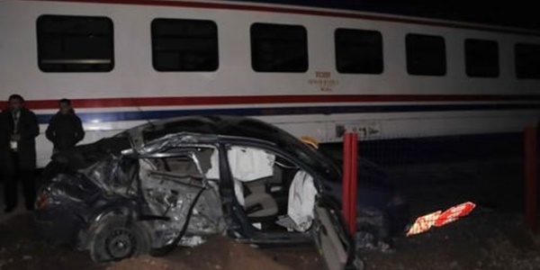 Tren, otomobile çarptı: 4 yaralı