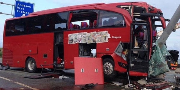 Yolcu otobüsü ile otomobil çarpıştı: 2 ölü, 35 yaralı