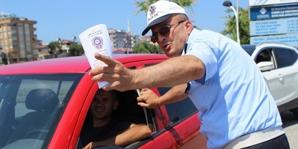 Polis sürücüleri 'ikram' için durdurdu
