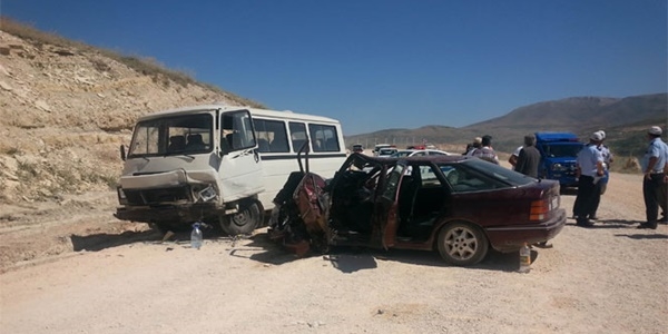 Konya'da minibüsle otomobil çarpıştı: 11 yaralı