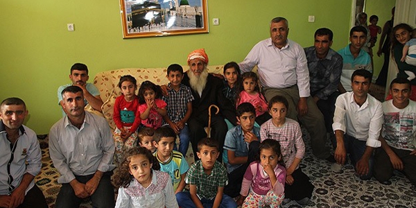 Zübeyir dede 107 torunuyla bayramlaştı