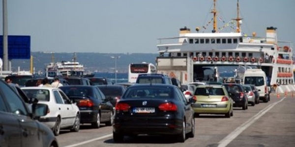 Topçular Feribot İskelesi'nde bayram yoğunluğu