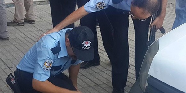Yakınlarını gözaltına alan polisleri darbettiler