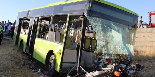 Halk otobüsü ile otomobil çarpıştı: 1 ölü, 60 yaralı