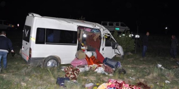 Tarım işçilerini taşıyan minibüs direğe çarptı: 17 yaralı