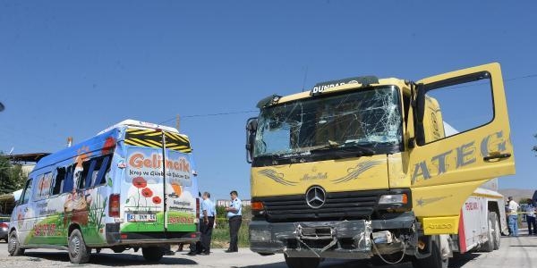 Kreş servisi ile tanker çarpıştı: 14 öğrenci yaralı