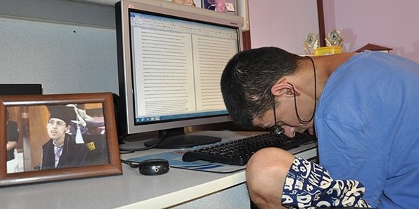 Burnuyla kitap yazıyor