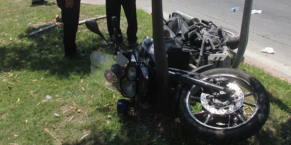 Otomobil polis motosikletine çarptı: 2 yaralı