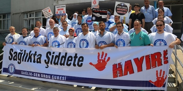 Hasta yakını hemşireyi darp etti