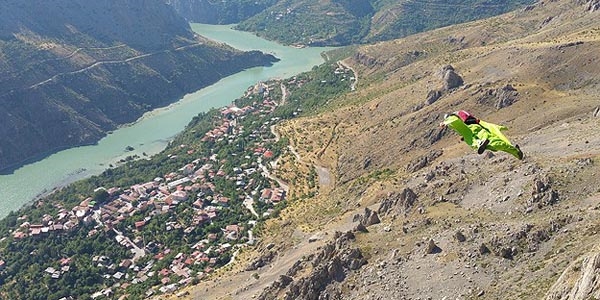 'Yarasa kanatlar' 200 kilometre hızla atladı