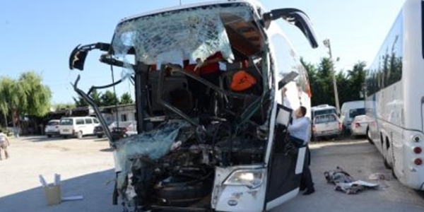 Yolcu otobüsü kamyona çarptı: 5'i polis 36 yaralı