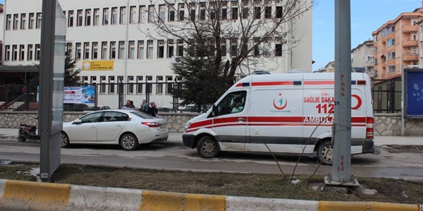 Çalıştığı okul'da kendini asarak intihar etti